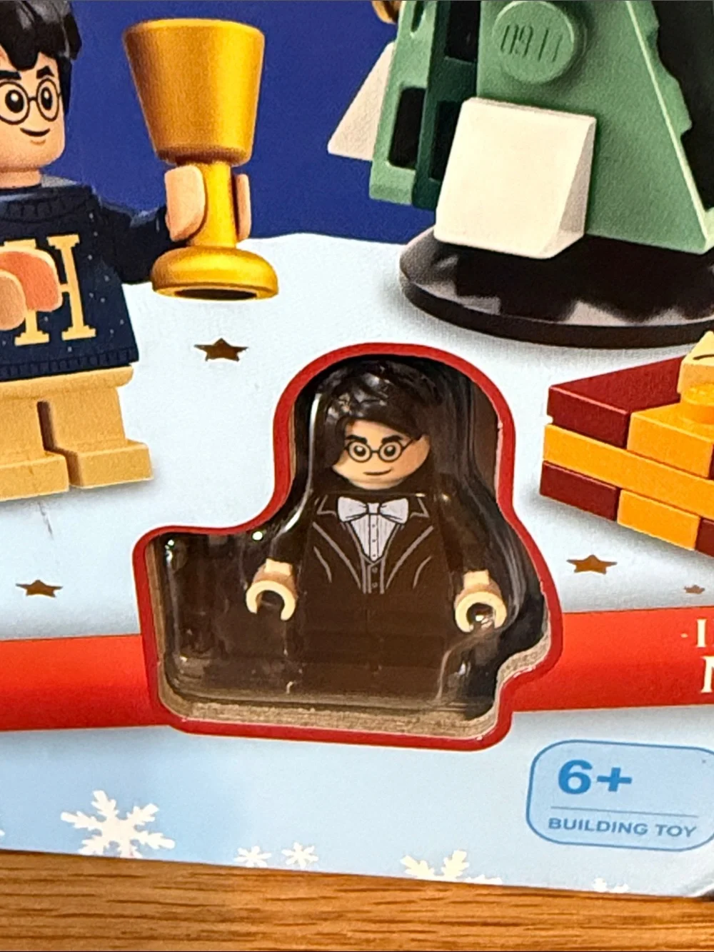 LEGO Harry Potter Blue and Gold Holidays at Hogwarts Book - Picture 3 of 3